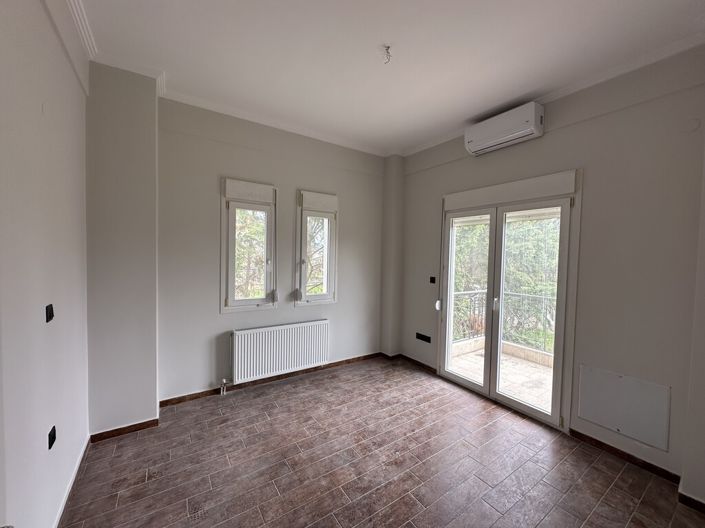 Image No.20-5 Bed Property for sale