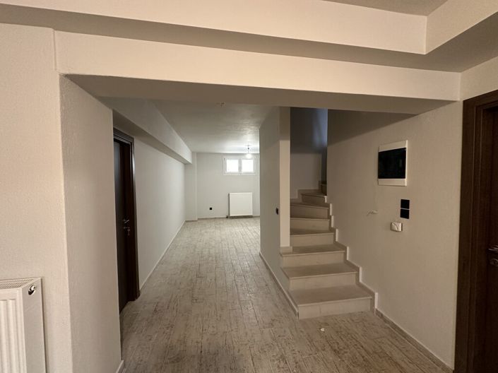 Image No.28-5 Bed Property for sale