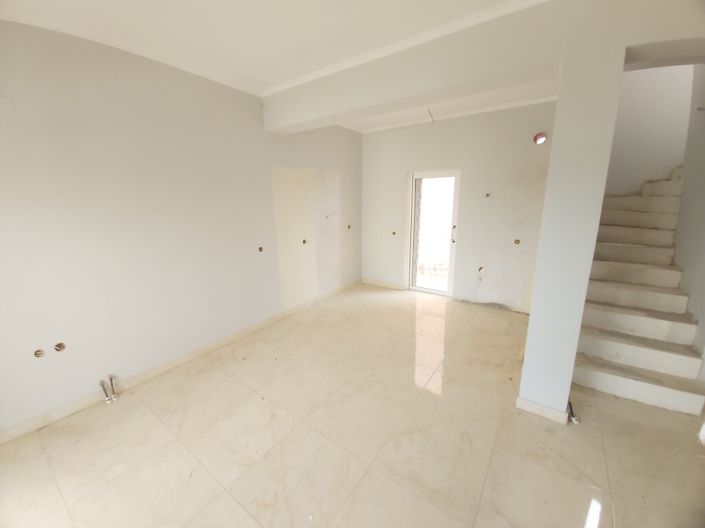 Image No.17-6 Bed Maisonette for sale