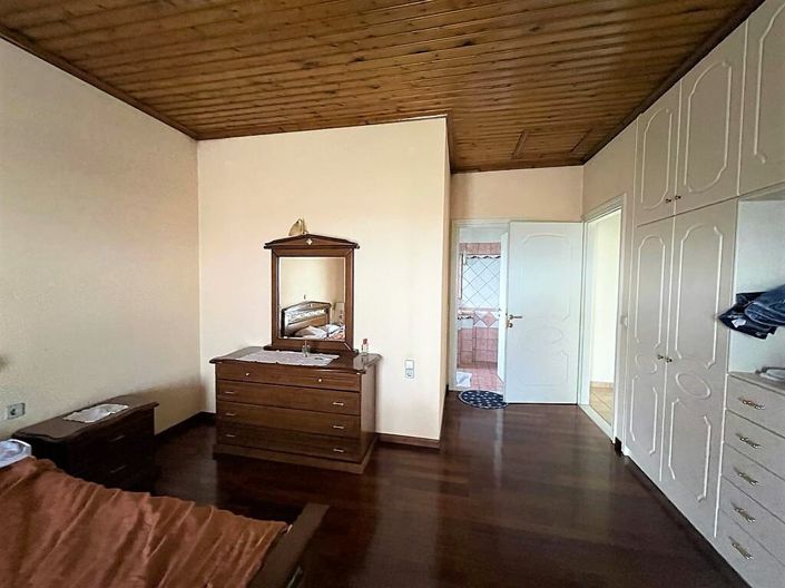 Image No.25-Propriété de 4 chambres à vendre à Karousades