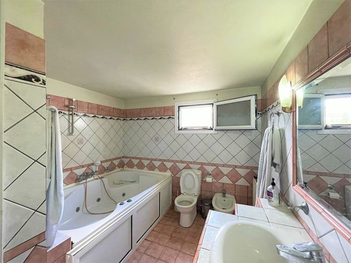 Image No.26-Propriété de 4 chambres à vendre à Karousades