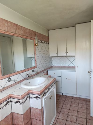 Image No.27-Propriété de 4 chambres à vendre à Karousades