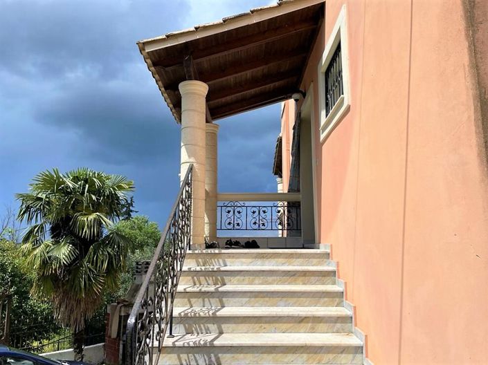 Image No.4-Propriété de 4 chambres à vendre à Karousades