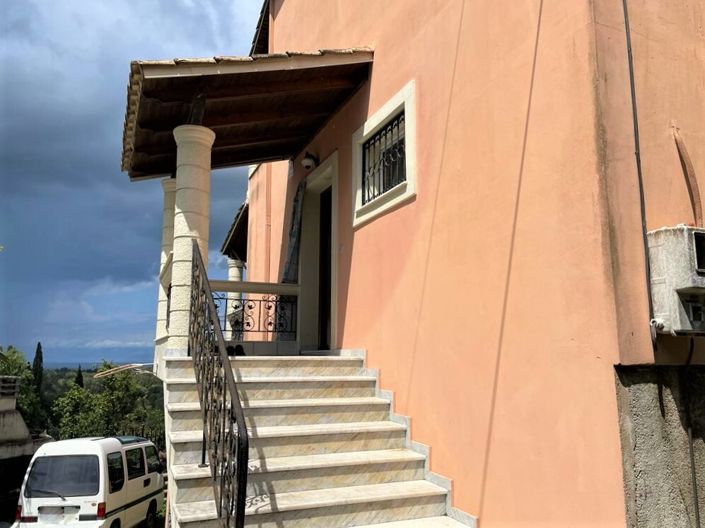 Image No.5-Propriété de 4 chambres à vendre à Karousades