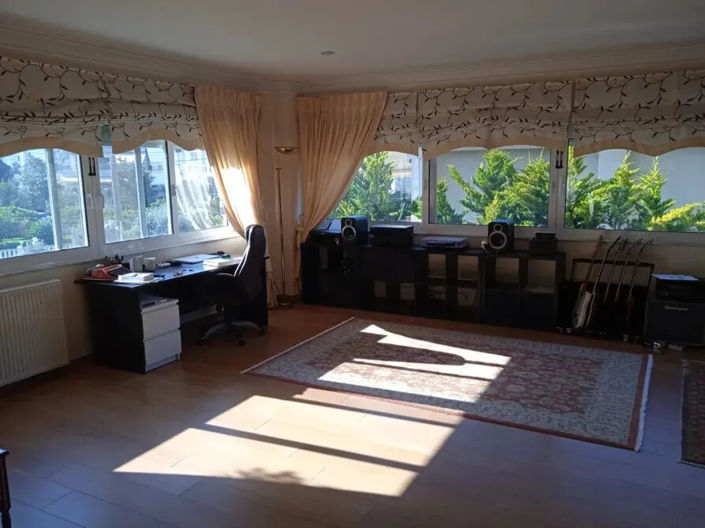 Image No.18-3 Bed Flat for sale