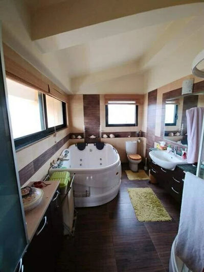 Image No.12-4 Bed Property for sale