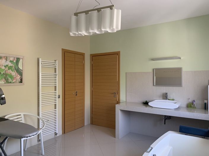 Image No.18-6 Bed Property for sale