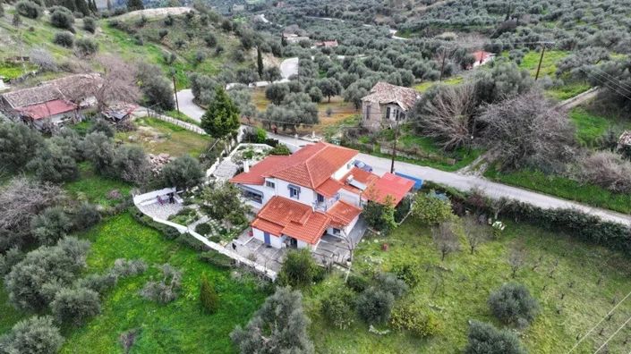 Image No.2-Propriété de 4 chambres à vendre à Antirrio