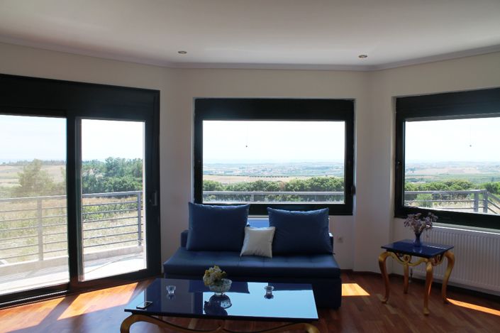 Image No.10-6 Bed Property for sale