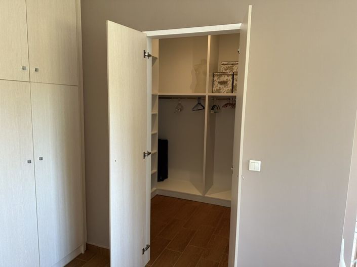 Image No.16-8 Bed Property for sale