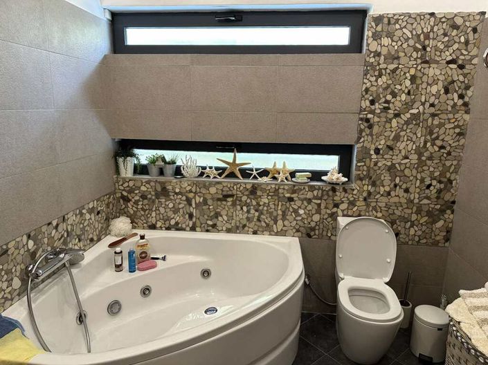 Image No.23-8 Bed Property for sale