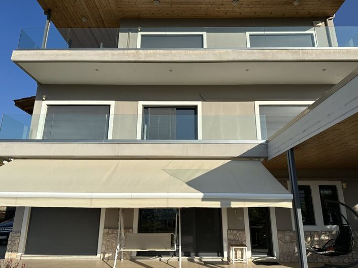 Image No.3-8 Bed Property for sale