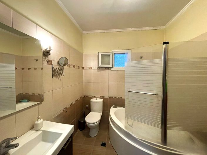 Image No.18-3 Bed Property for sale