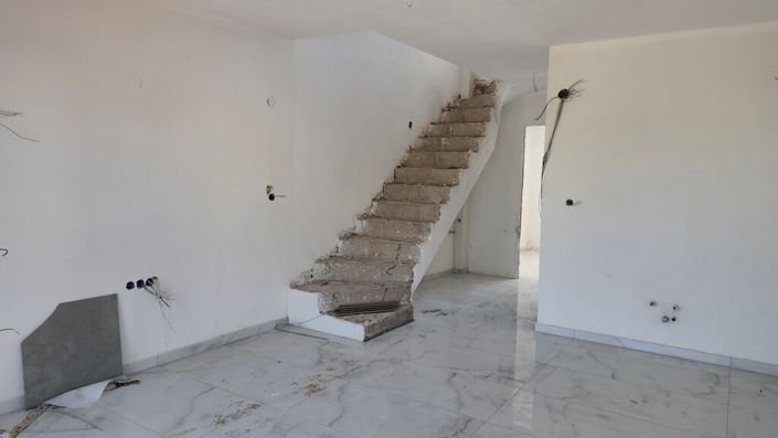 Image No.9-3 Bed Maisonette for sale
