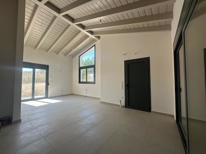 Image No.2-5 Bed Property for sale