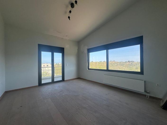 Image No.26-5 Bed Property for sale