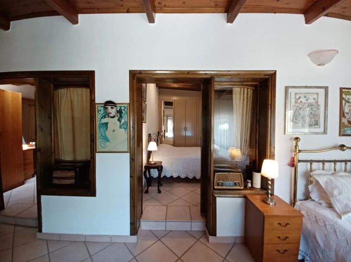 Image No.12-4 Bed Property for sale