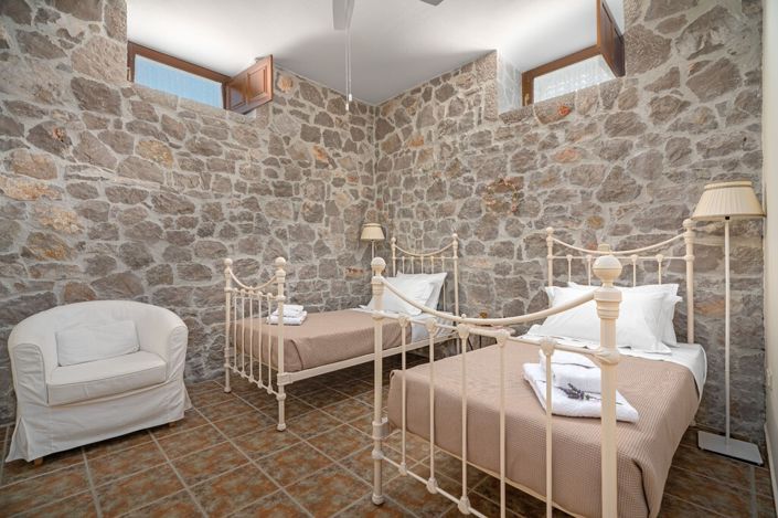 Image No.10-7 Bed Villa for sale