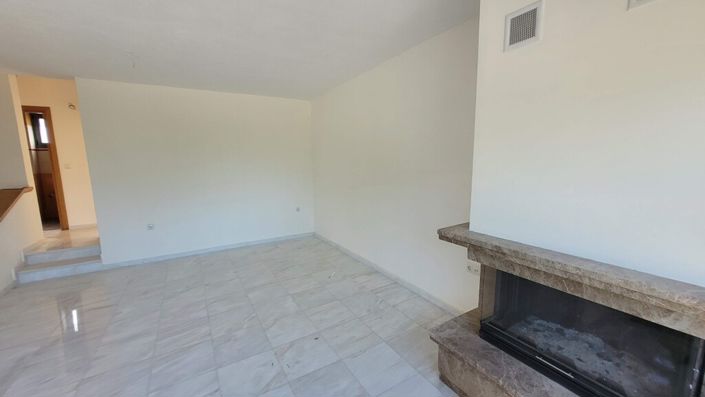 Image No.16-4 Bed Maisonette for sale