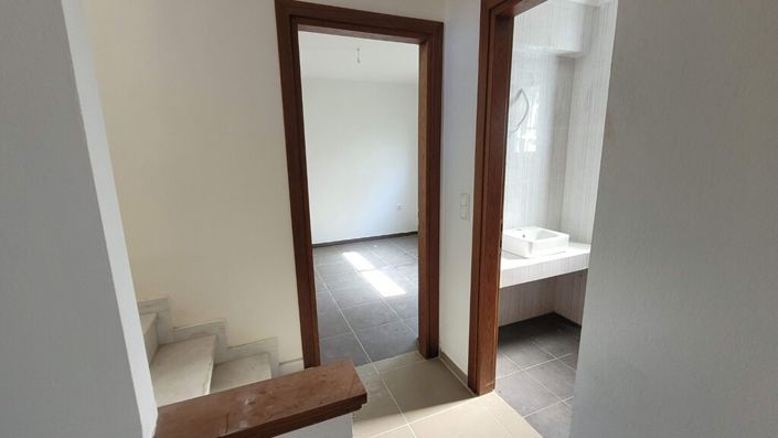 Image No.20-4 Bed Maisonette for sale