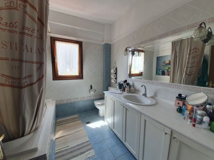 Image No.18-5 Bed Property for sale