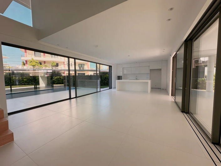 Image No.4-4 Bed Maisonette for sale