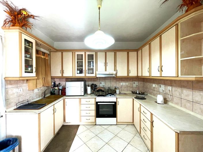 Image No.24-6 Bed Property for sale