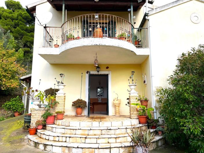 Image No.5-6 Bed Property for sale