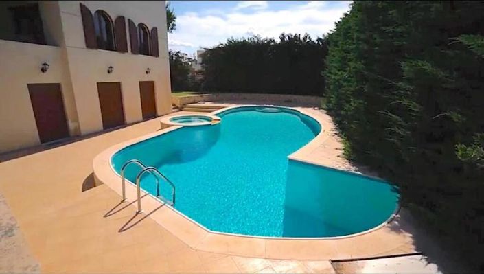 Image No.1-Villa de 8 chambres à vendre à Avlida