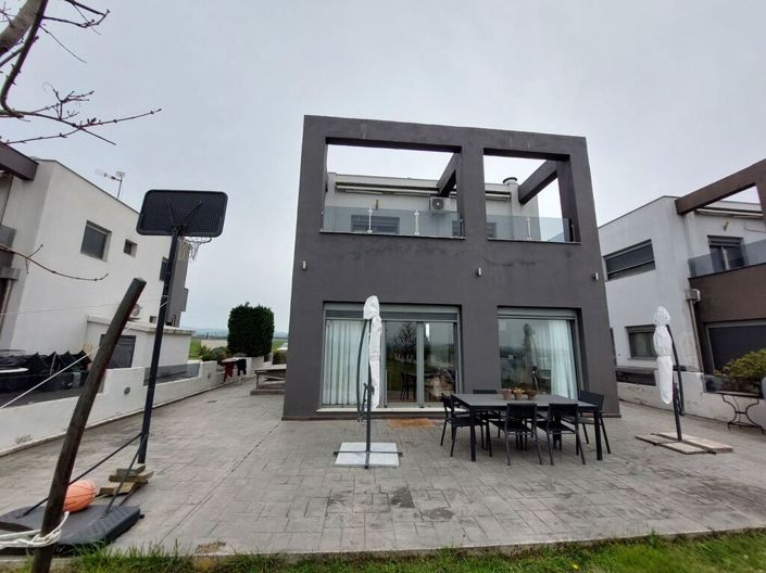 Image No.18-4 Bed Maisonette for sale