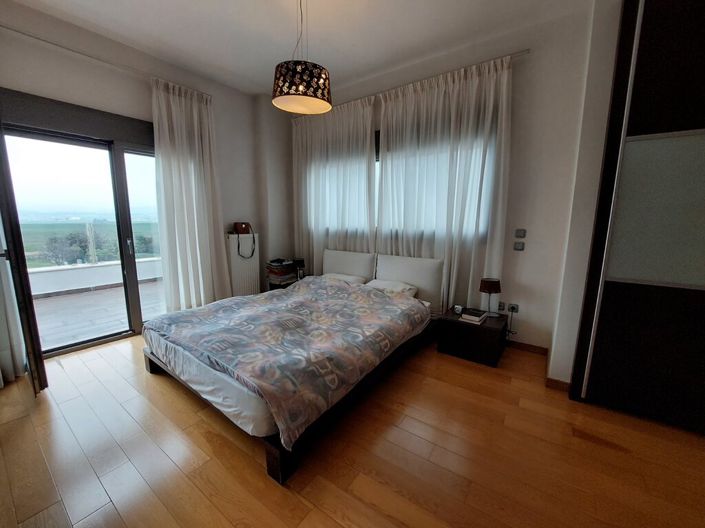 Image No.19-4 Bed Maisonette for sale