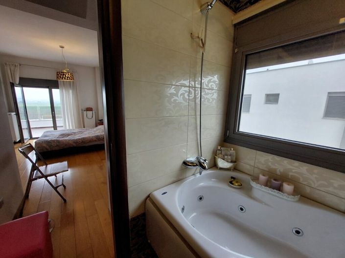 Image No.24-4 Bed Maisonette for sale