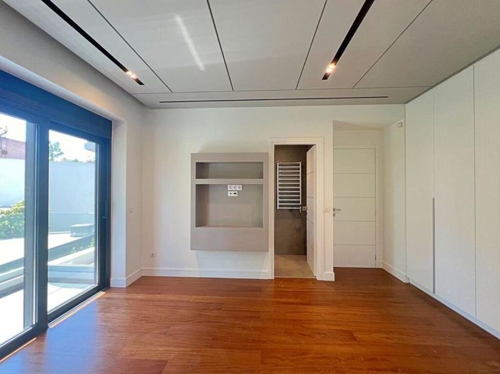 Image No.8-3 Bed Flat for sale