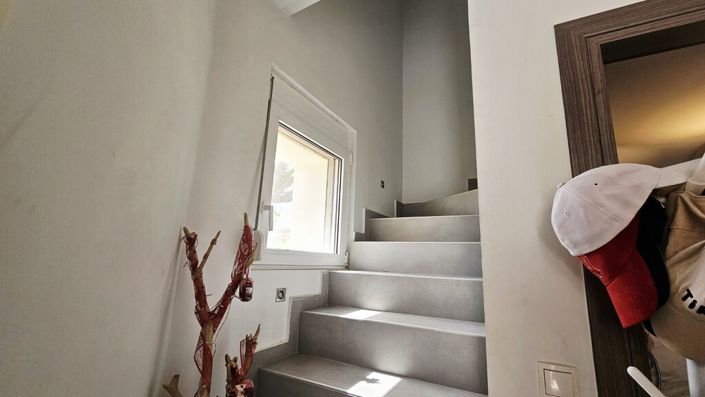Image No.8-2 Bed Maisonette for sale