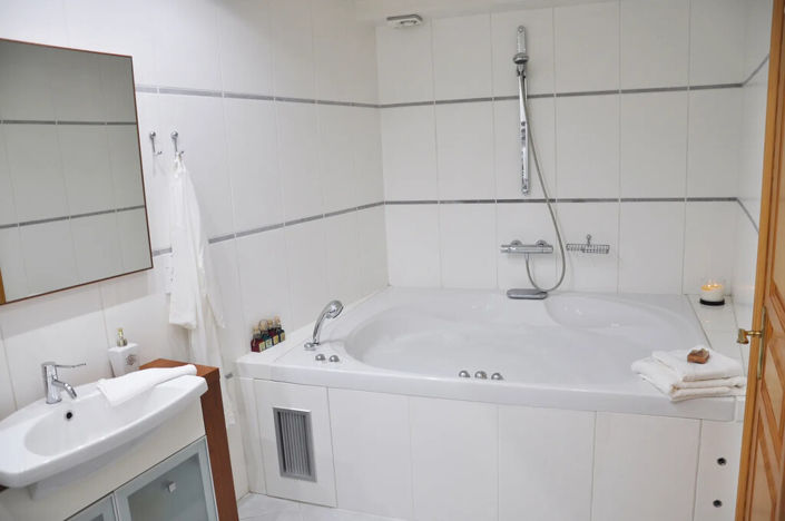 Image No.8-6 Bed Maisonette for sale