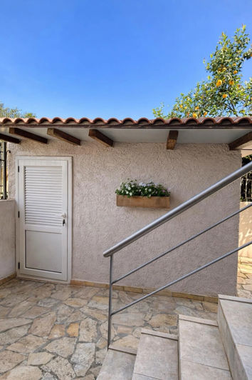 Image No.16-6 Bed Maisonette for sale