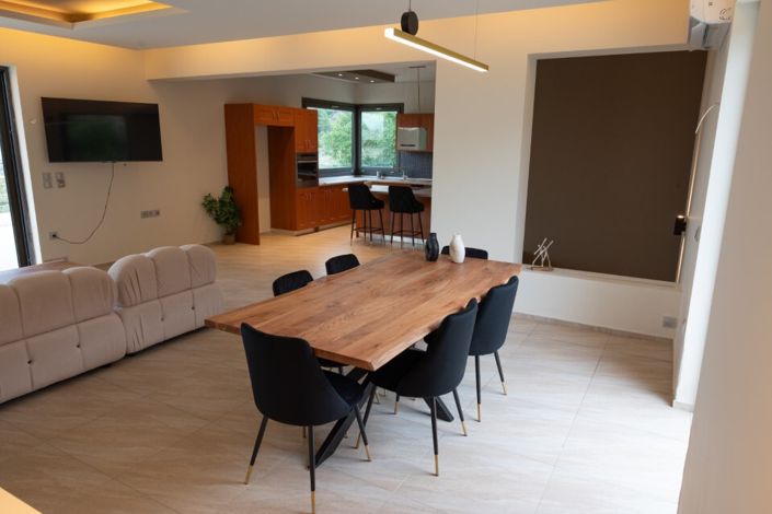 Image No.12-9 Bed Property for sale