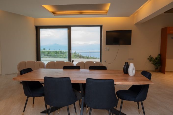 Image No.17-9 Bed Property for sale