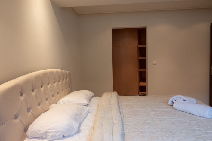 Image No.24-9 Bed Property for sale