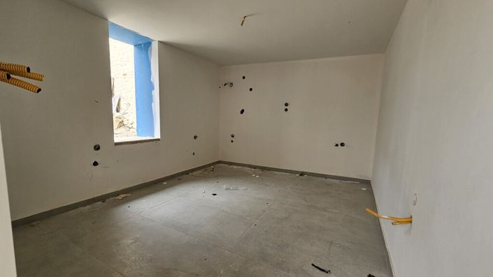 Image No.12-4 Bed Maisonette for sale