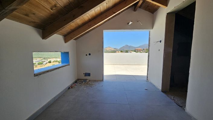 Image No.6-4 Bed Maisonette for sale