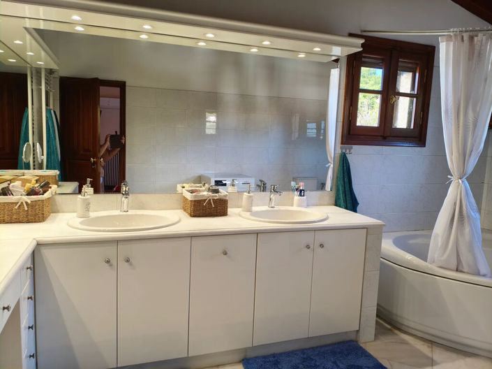 Image No.19-3 Bed Property for sale