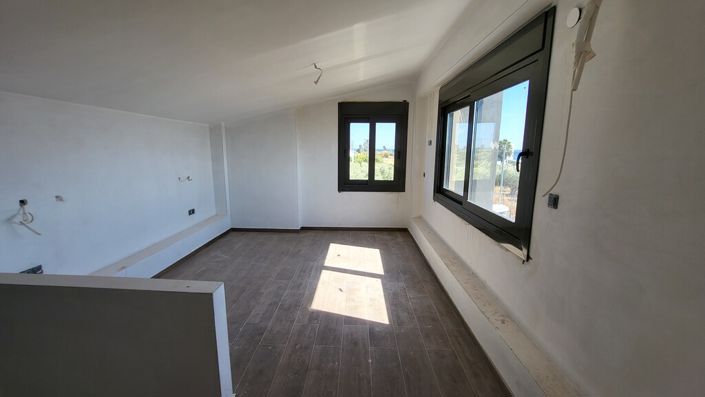 Image No.8-2 Bed Maisonette for sale