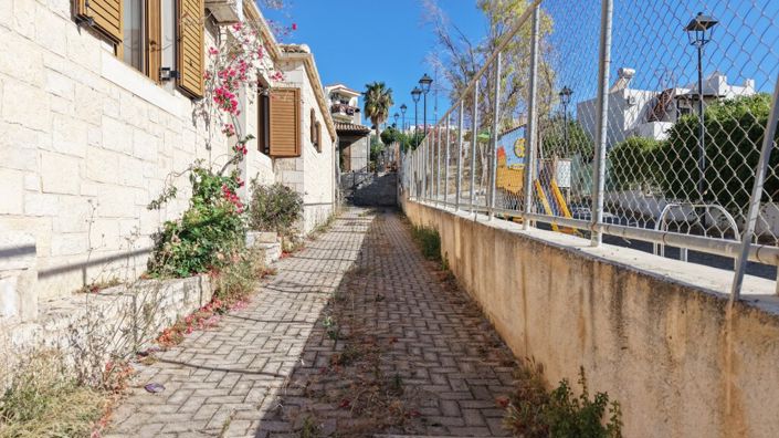 Image No.28-3 Bed Property for sale