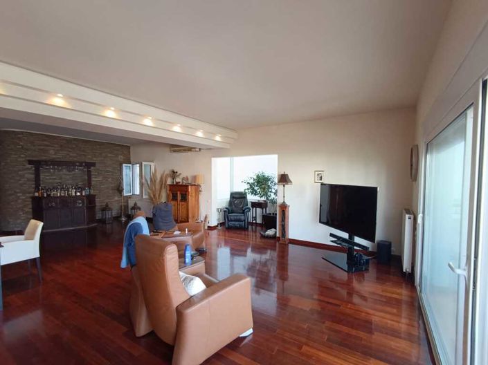 Image No.26-6 Bed Property for sale