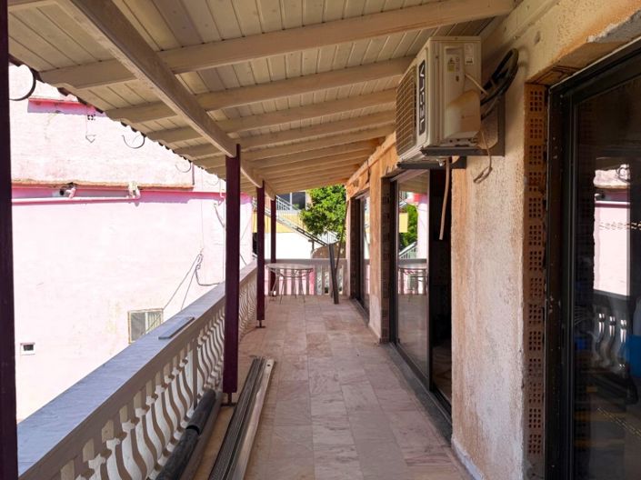 Image No.10-8 Bed Property for sale