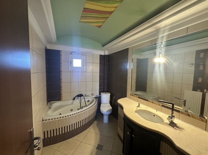 Image No.11-3 Bed Flat for sale