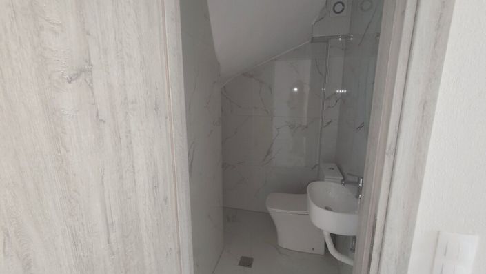 Image No.7-2 Bed Maisonette for sale