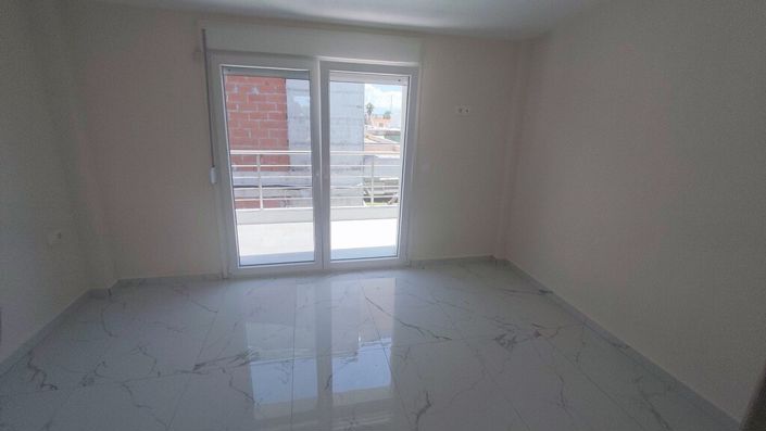 Image No.9-2 Bed Maisonette for sale