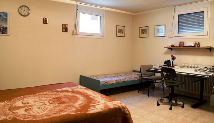 Image No.24-6 Bed Property for sale